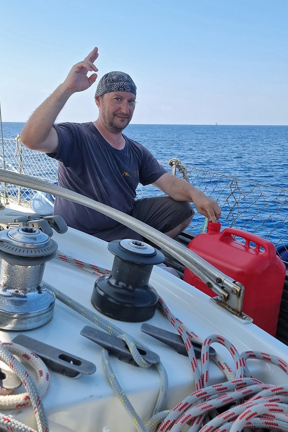 переливаю дизтопливо из канистры в бак яхты