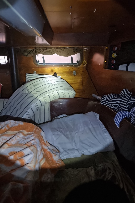 переливаю дизтопливо из канистры в бак яхты